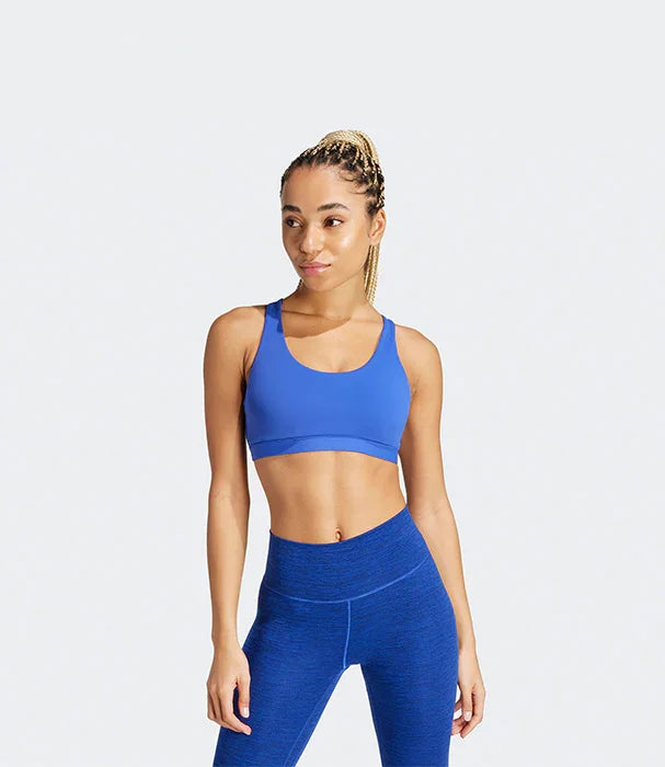 דוגמנית לובשת בגדי ספורט כחולים אופנתיים ממותגי על ב-CHOZEN