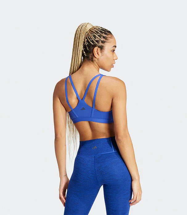 אשה בדגם ספורט כחול, חזיית ספורט וטייץ, צילום גב, מבית CHOZEN מותגים מובילים