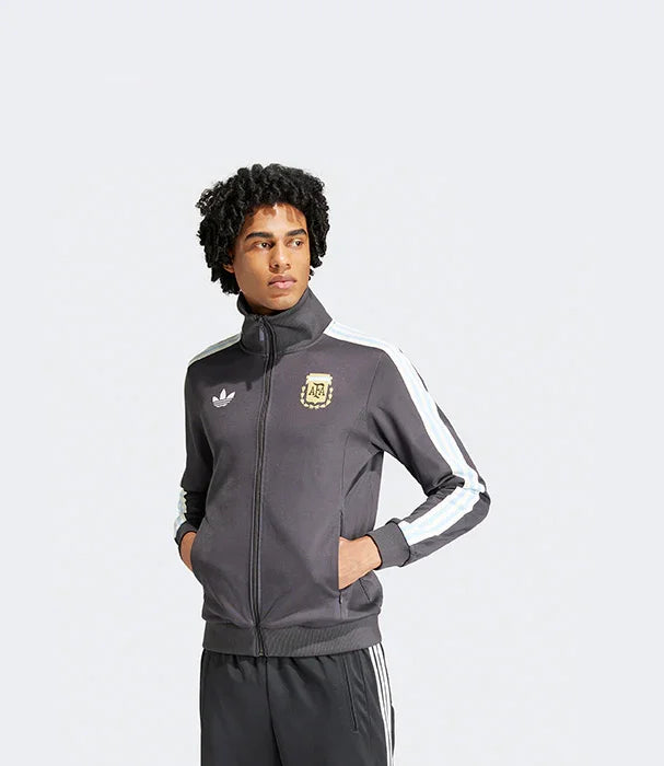 מודל לובש ג'קט ספורט אפור אדידס עם סמל נבחרת ארגנטינה, ביגוד גברים CHOZEN