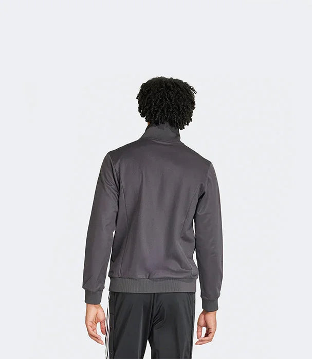 דגם לובש מעיל ספורט אפור מבט מאחור, אופנת גברים באתר CHOZEN