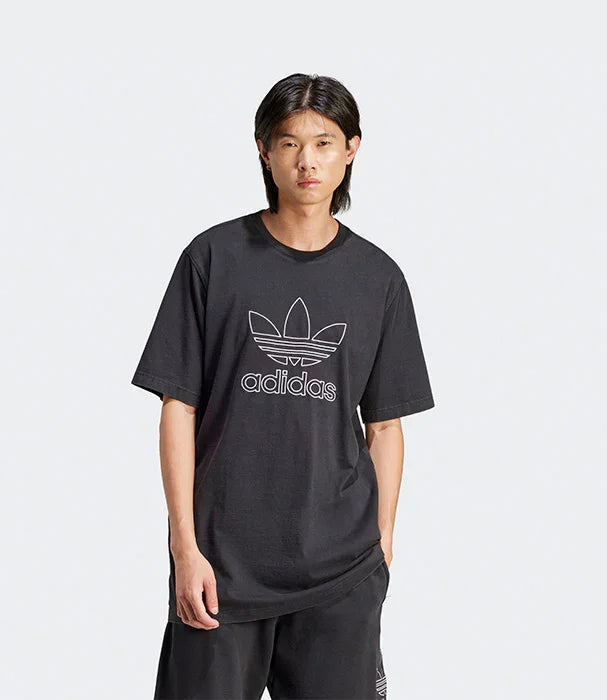 גבר לובש חולצת אדידס שחורה עם לוגו טריפול, אופנת רחוב CHOZEN