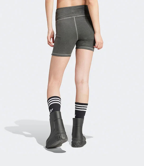 מכנסיים קצרים אפורים לנשים על דוגמנית, תצוגת גב, אופנת ספורט CHOZEN