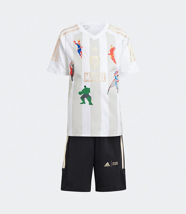 סט חולצת טי לבנה עם דמויות מארוול ומכנסיים קצרים שחורים של אדידס, למכירה ב-CHOZEN