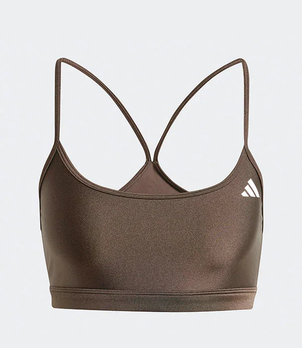 טופ ספורט אפור עם כתפיות דקות ולוגו אדידס, צילום מוצר לאתר CHOZEN