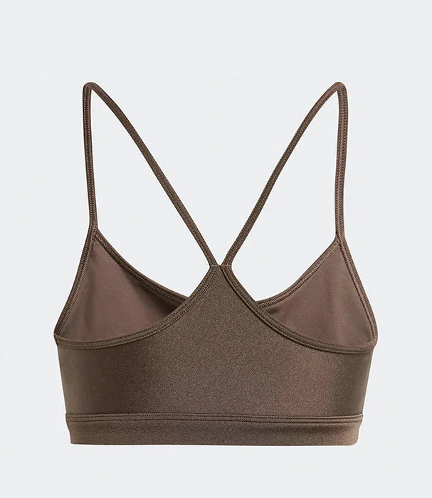 חזיית ספורט חומה עם רצועות דקות מוצגת על רקע אפור, אופנת נשים CHOZEN