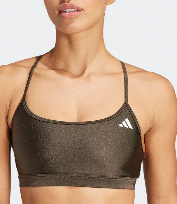 טופ ספורטיבי אדידס בצבע חום כהה על דוגמנית, CHOZEN מותגים בינלאומיים