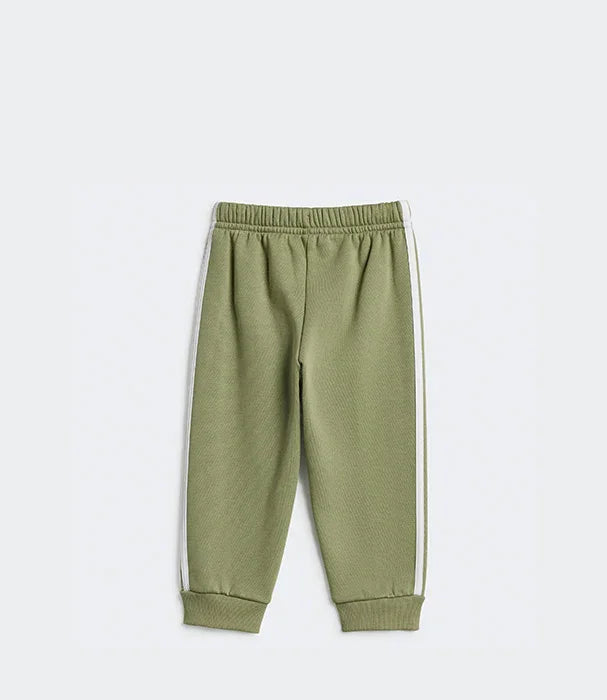 מכנסי ספורט ירוקים ילדים CHOZEN עם פסי צד לבנים, תצוגה על רקע אפור