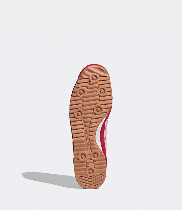 סוליית נעל אדידס אדומה מצולמת בתצוגת תחתית על רקע לבן, CHOZEN מותגים מובילים