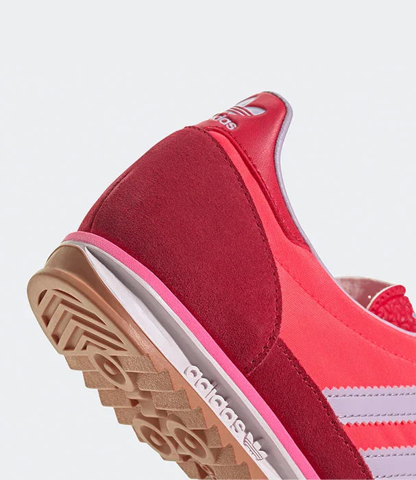 נעל אדידס אדומה בעיצוב מודרני, צילום תקריב של העקב והסוליה, HOMEPAGE CHOZEN