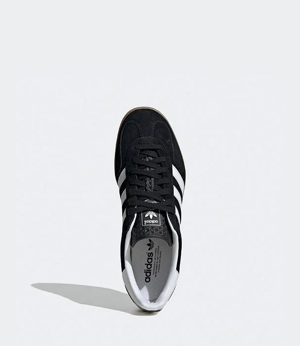 נעל אדידס שחורה עם פסי לבן, צילום על רקע אפור, באתר CHOZEN
