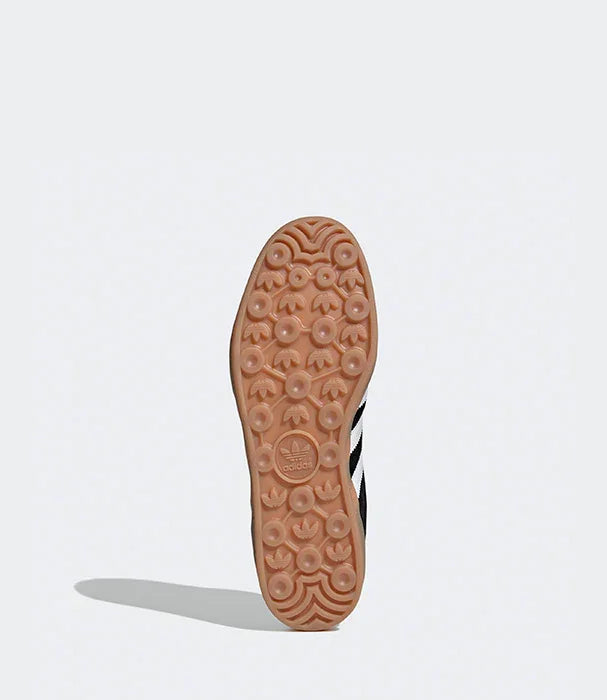 סוליית נעל אדידס מקורית, נראית מלמטה, צבע בז', הדפס לוגו, CHOZEN מותגים מובילים