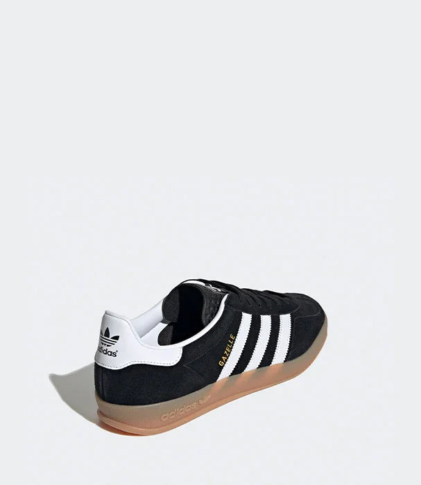 נעל אדידס גזל שחורה עם סוליית גומי וסמל שלושה פסים, מצולמת על רקע אפור, CHOZEN