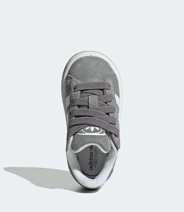 סניקרס אפורות לילדים adidas עם לוגו בולט, צילום מלמעלה רקע אפור, ב-CHOZEN