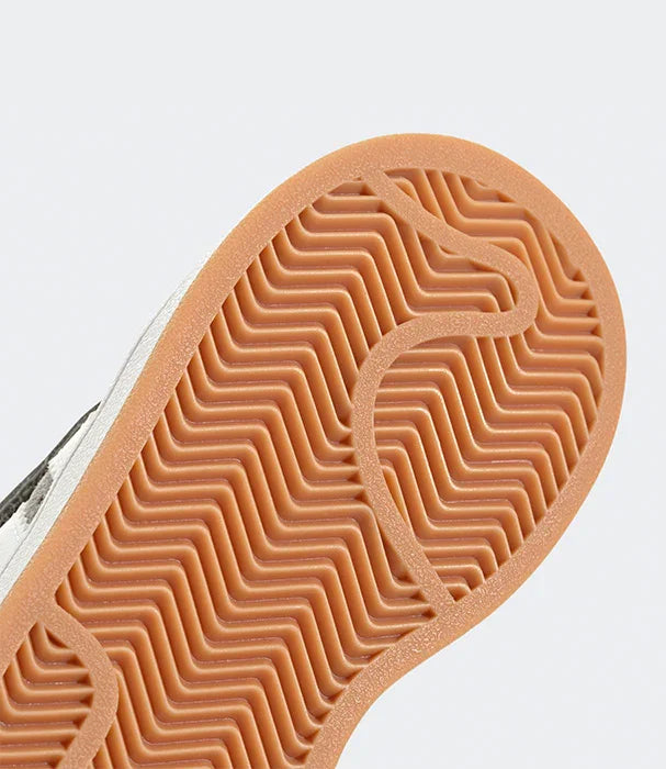 תקריב סוליה מגומי חום בנעל ספורט, דגם אופנתי מ-CHOZEN