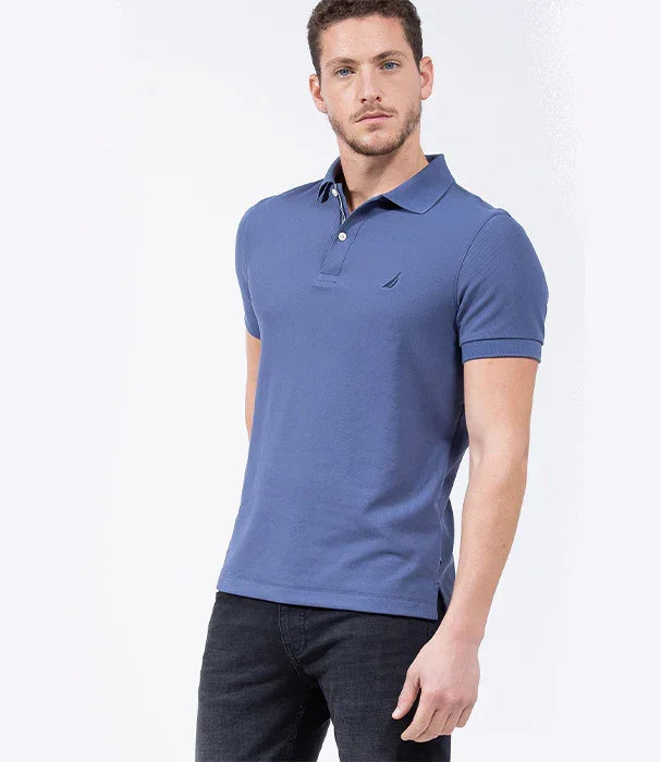 גבר לובש חולצת פולו כחולה אופנתית, צולם עבור CHOZEN מותגים מובילים בישראל