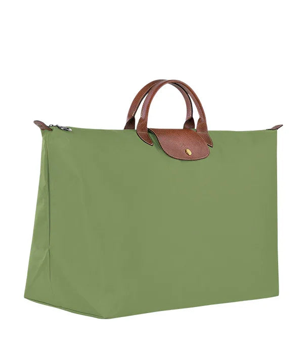 תיק נסיעות ירוק עם ידיות עור חום, מוצר יוקרה ממותג CHOZEN, קבוצת אלפא