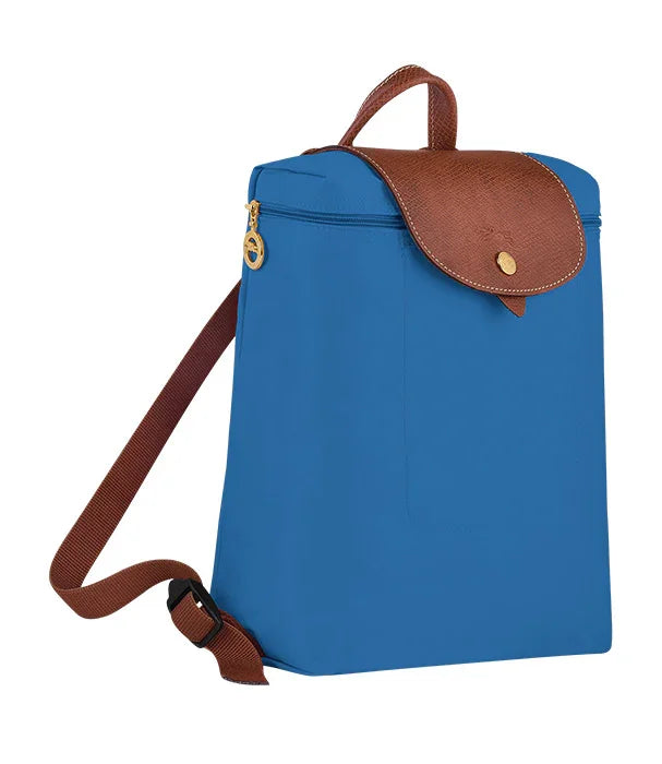 תרמיל גב בגוון כחול עם סגירת דש חומה, עיצוב יוקרתי מבית CHOZEN, קבוצת אלפא