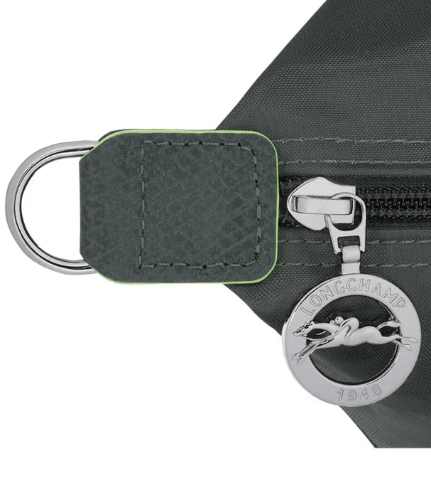 תקריב של רוכסן מתיק לונגשמפ עם תליון מתכת ממותג, פרטים יוקרתיים CHOZEN קבוצת אלפא