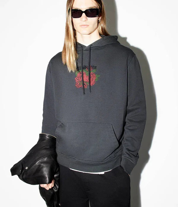 אדם עם קפוצ'ון שחור עם הדפס ורדים אדומים, משקפי שמש, מחזיק ז'קט עור – CHOZEN בגדי מותגים