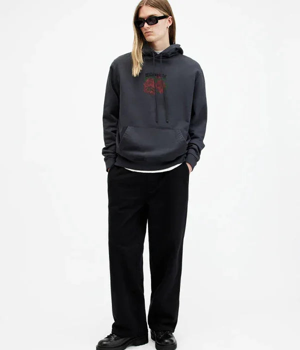 דוגמן לובש קפוצ'ון שחור ומשקפי שמש, אופנת רחוב CHOZEN