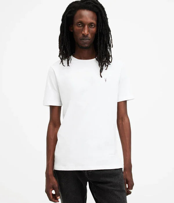 גבר לובש חולצת טי לבנה פשוטה, אופנה לגבר CHOZEN מבית קבוצת אלפא