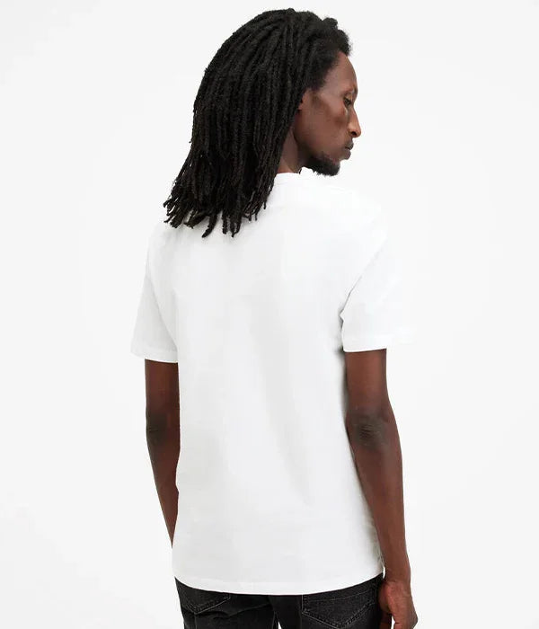 גבר לובש חולצת טי לבנה קלאסית, מבט מאחור, אופנה לגברים מבית CHOZEN