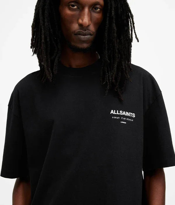 דוגמן לובש חולצת טי שחורה עם כיתוב ALLSAINTS ולוגו קטן, אופנת גברים עדכנית