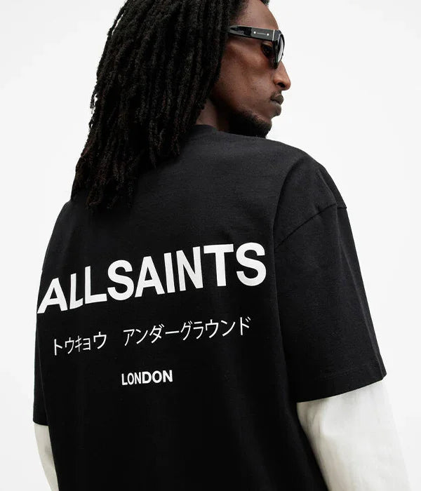 גבר עם חולצת טי שחורה, הדפס ALLSAINTS ולוגו לונדון, אופנת סטריט מודרנית