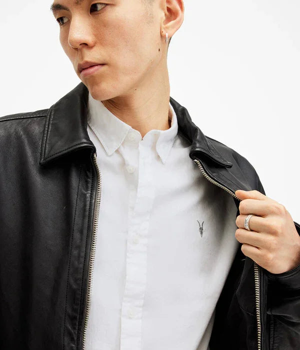 גבר לובש חולצה לבנה אלגנטית ומעיל עור שחור, אופנה מהמותגים המובילים CHOZEN