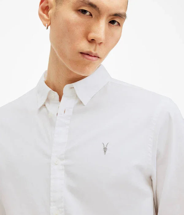 גבר לובש חולצה לבנה יוקרתית עם סמל רקום, אופנת CHOZEN, צילום אולפן, קבוצת אלפא