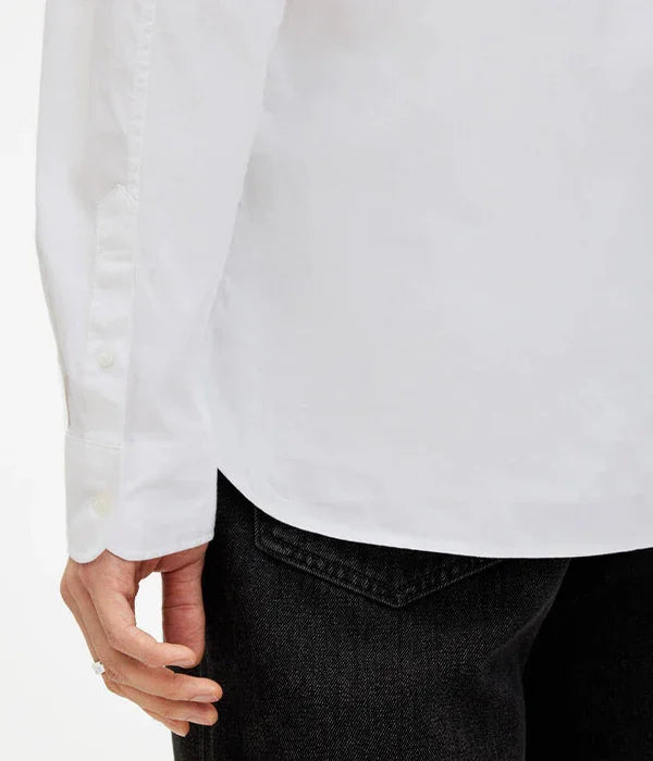 חולצה לבנה מכופתרת חלקה מבית CHOZEN, שרוול ארוך, מכנסי ג'ינס שחורים אופנתיים