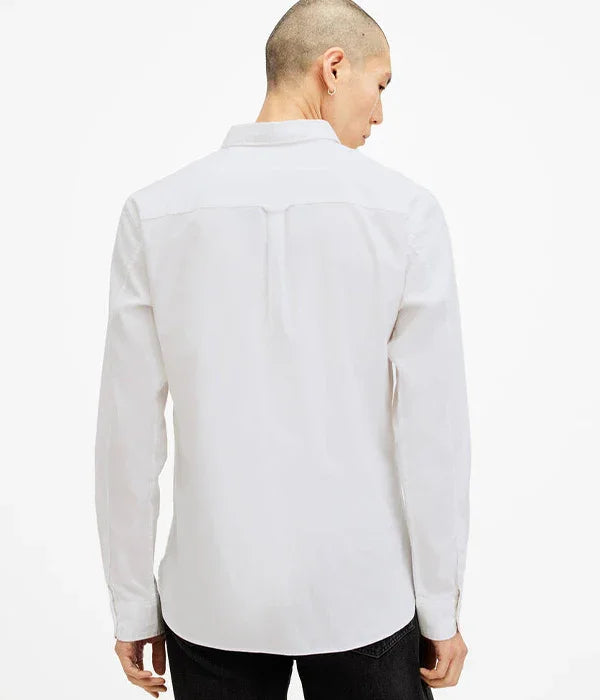 גבר עם חולצה לבנה מכופתרת מבית CHOZEN, צילום מהגב, אופנה אלגנטית לגבר