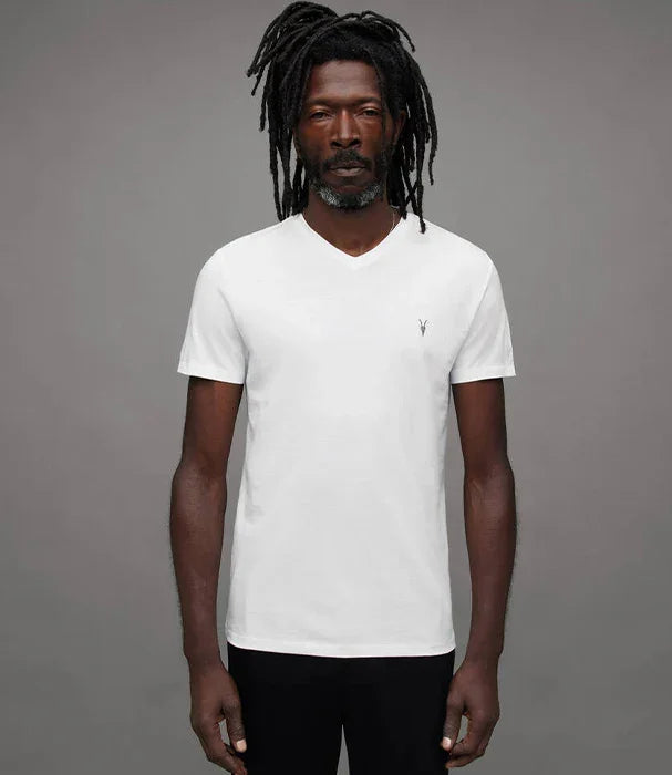 גבר לובש חולצת טי לבנה עם מפתח V, טרנד אופנה CHOZEN מבית קבוצת אלפא