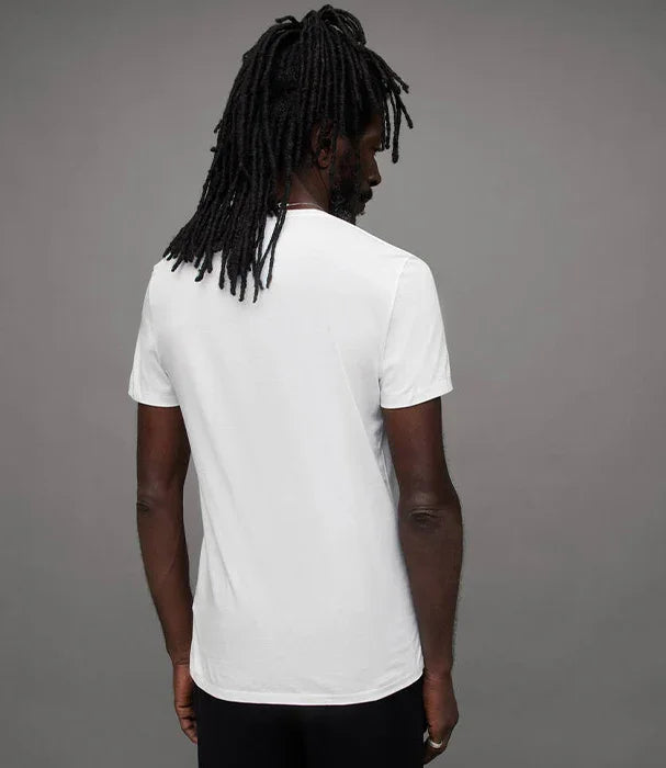 איש עם שיער ראסטות לובש חולצת טי לבנה קלאסית, צילום גב, CHOZEN אופנה