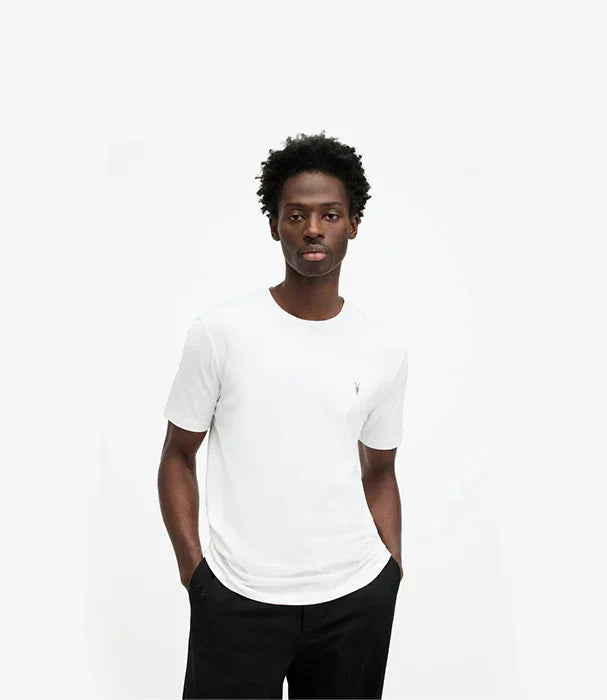 גבר לובש טי שרט לבנה CHOZEN, אופנה מבית קבוצת אלפא, רקע לבן מינימליסטי