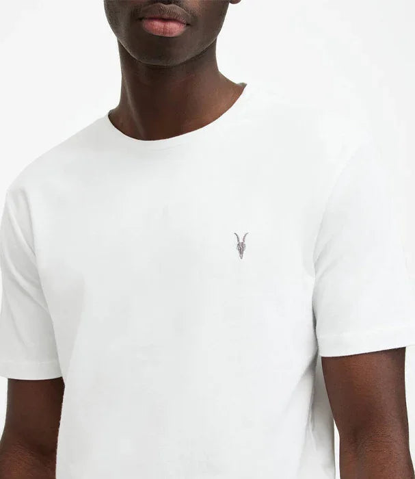 גבר לובש טי שירט לבנה עם סמל עז, אופנת גברים מותג CHOZEN אלפא