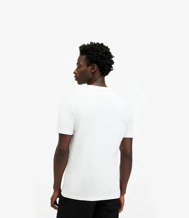 גבר לובש חולצת טי שירט לבנה קלאסית, מבט מאחור, אופנה CHOZEN, רקע לבן