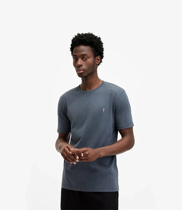 גבר לובש חולצת טי כחולה מבית CHOZEN, רקע לבן, אופנה מודרנית מבית קבוצת אלפא