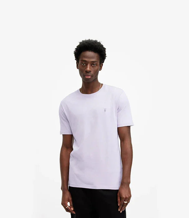 גבר לובש טי שירט סגולה בעיצוב מינימליסטי, אופנת גברים איכותית מבית CHOZEN