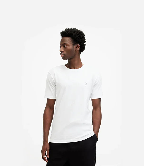 גבר לובש חולצת טי שירט לבנה מבית CHOZEN, אופנת גברים מודרנית, קבוצת אלפא