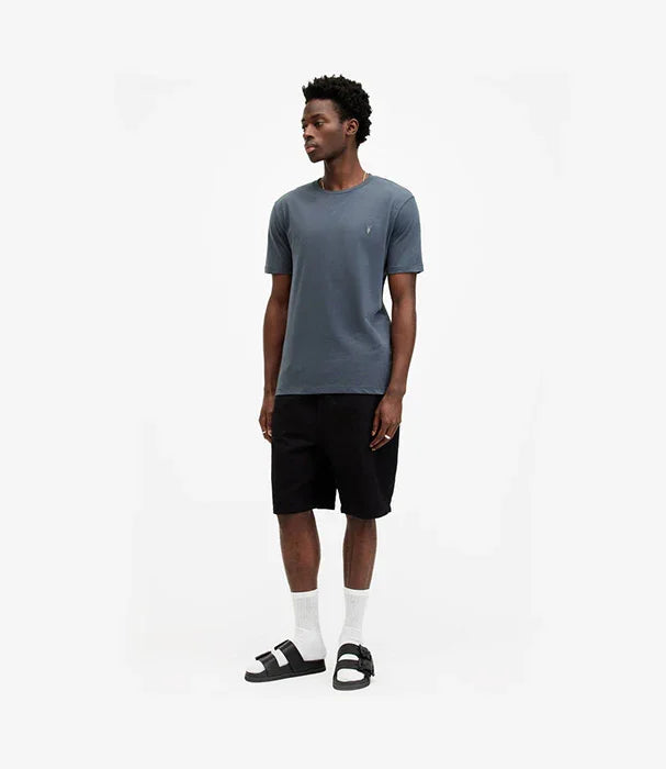 גבר עם חולצת טי אפורה, מכנסיים קצרים שחורים וסנדלים, אופנת רחוב CHOZEN