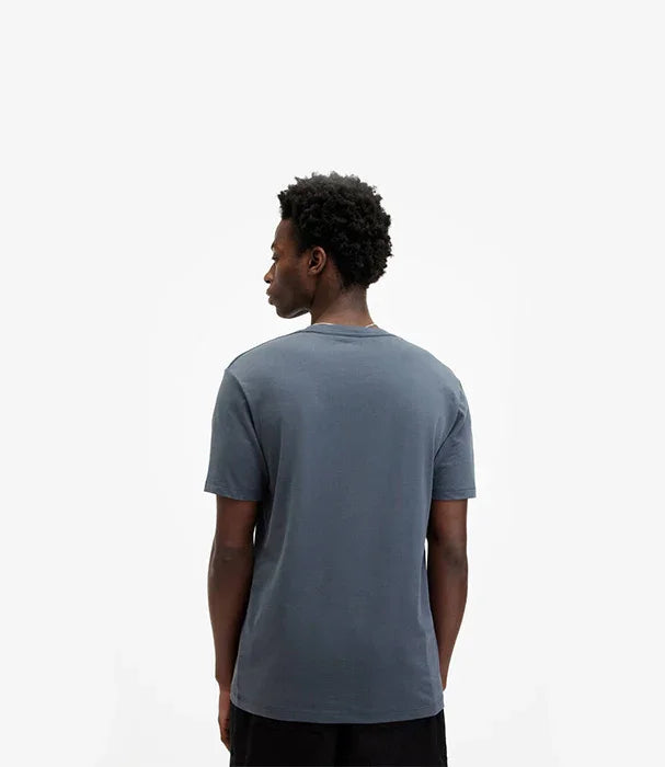 גבר לובש חולצת טי אפורה מבט מאחור, צילום אופנה למותג CHOZEN