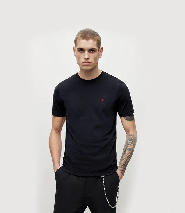 גבר לובש חולצה שחורה יוקרתית CHOZEN עם סמל אדום, אופנה עדכנית לגברים בישראל