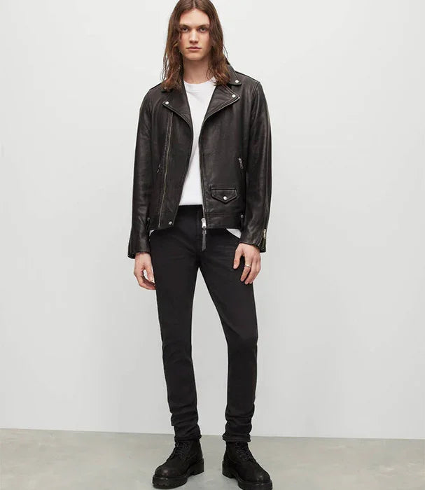 דוגמן לובש מעיל עור שחור, חולצה לבנה ומכנסיים שחורים, אופנה גברית CHOZEN