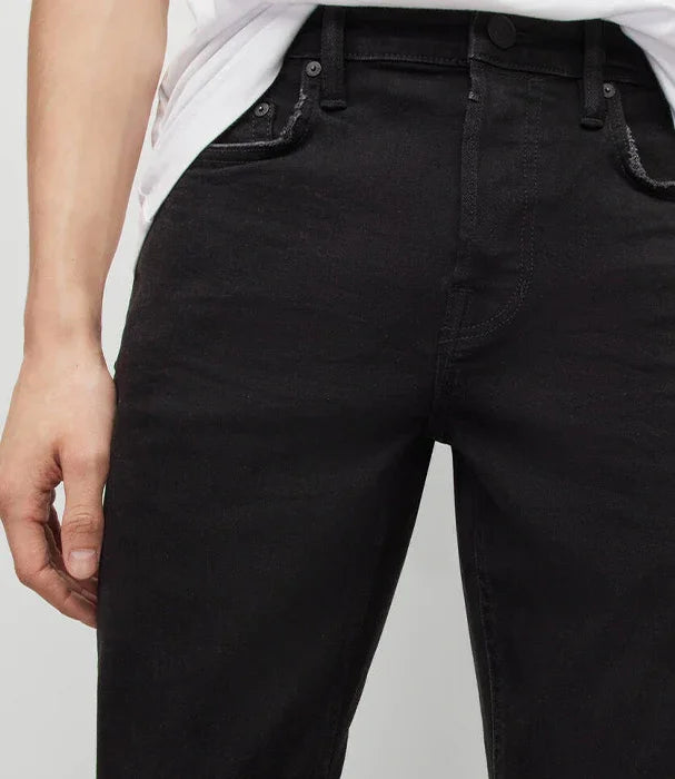 ג׳ינס שחור לגבר של CHOZEN, גזרה קלאסית, צילום מקרוב