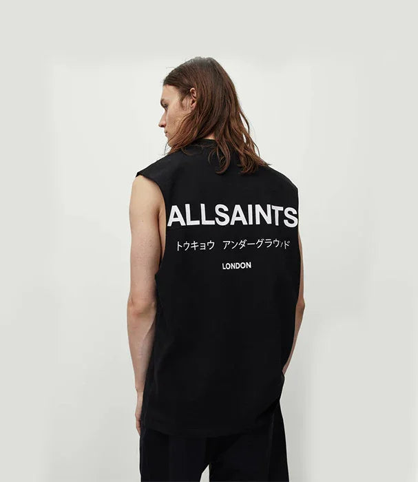 גבר עומד עם גב למצלמה לובש חולצת גופייה שחורה של ALLSAINTS, מבית CHOZEN