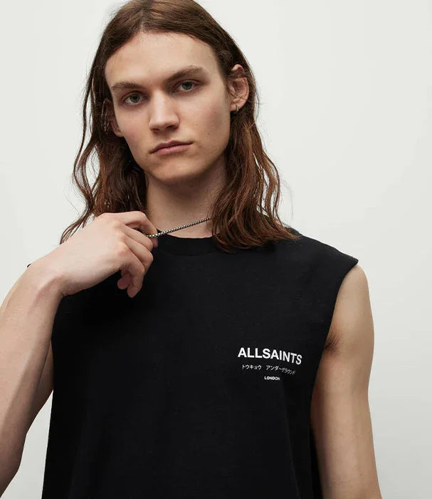 גבר לובש גופיית ALLSAINTS שחורה, אופנה יוקרתית, צילום אולפני ל-CHOZEN