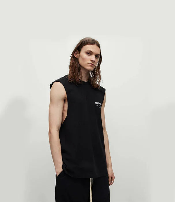 גבר עם שיער ארוך לובש חולצת גופיה שחורה של ALLSAINTS, רקע לבן, אופנה CHOZEN