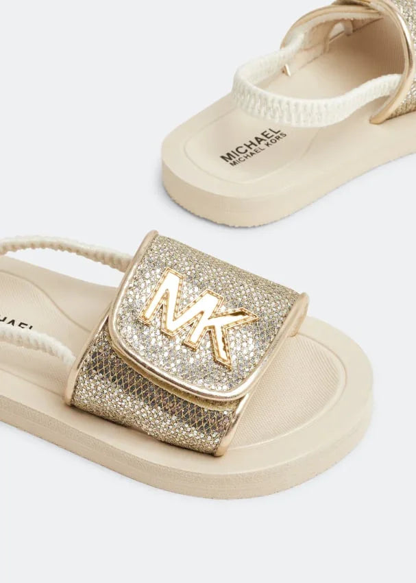 סנדלי MICHAEL KORS זהב נוצצים לילדות, לוגו MK בולט, קולקציית מותגים ב-CHOZEN