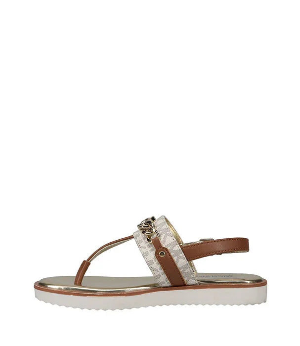 סנדל נשים שטוח בצבע חום וזהב CHOZEN עם רצועות ותכשיט, רקע לבן